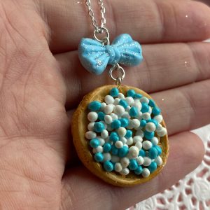 Blauwe beschuit met muisjes ketting